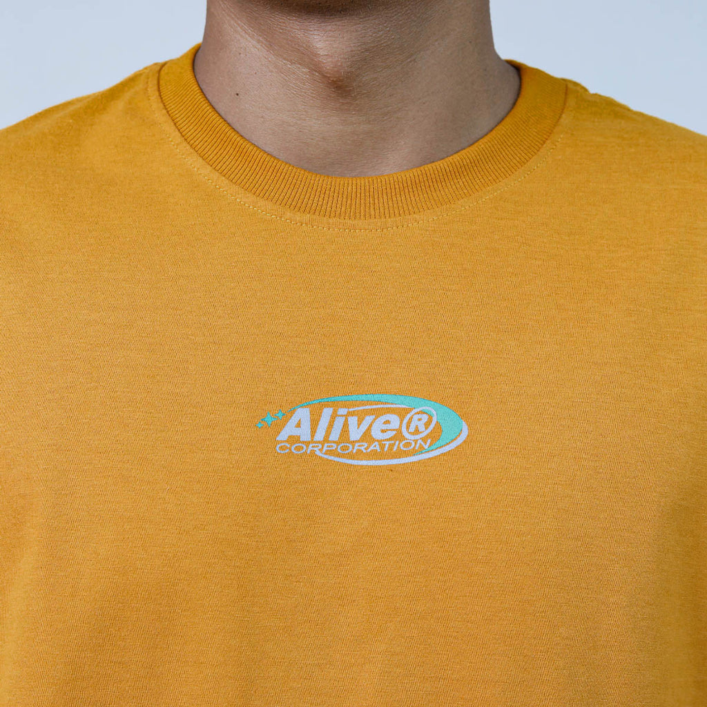 Camiseta Alive New Corporation Mostarda