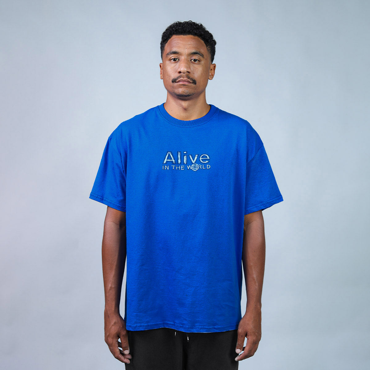 Camiseta Alive In The World Azul Royal