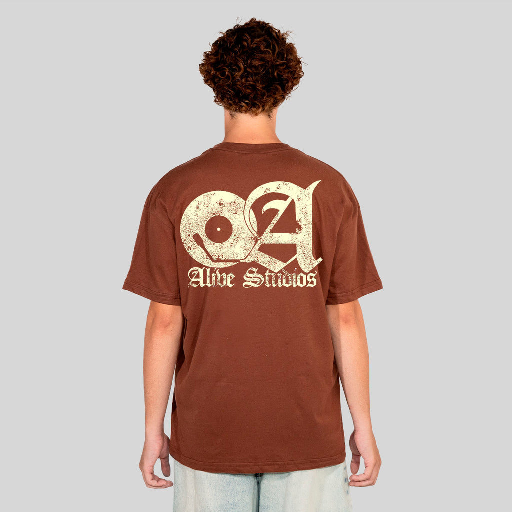 Camiseta Alive Clássica Vinil Marrom