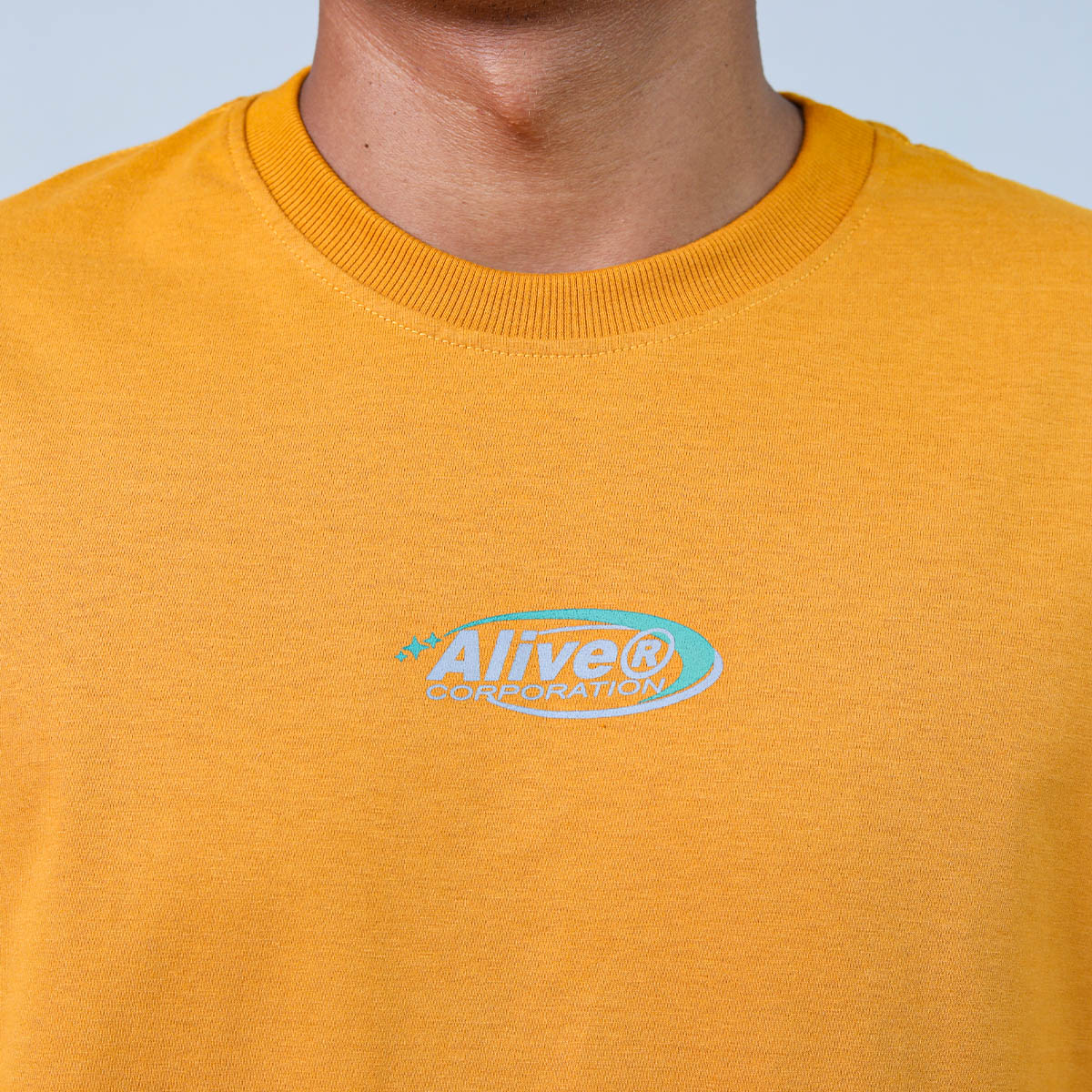 Camiseta Alive New Corporation Mostarda