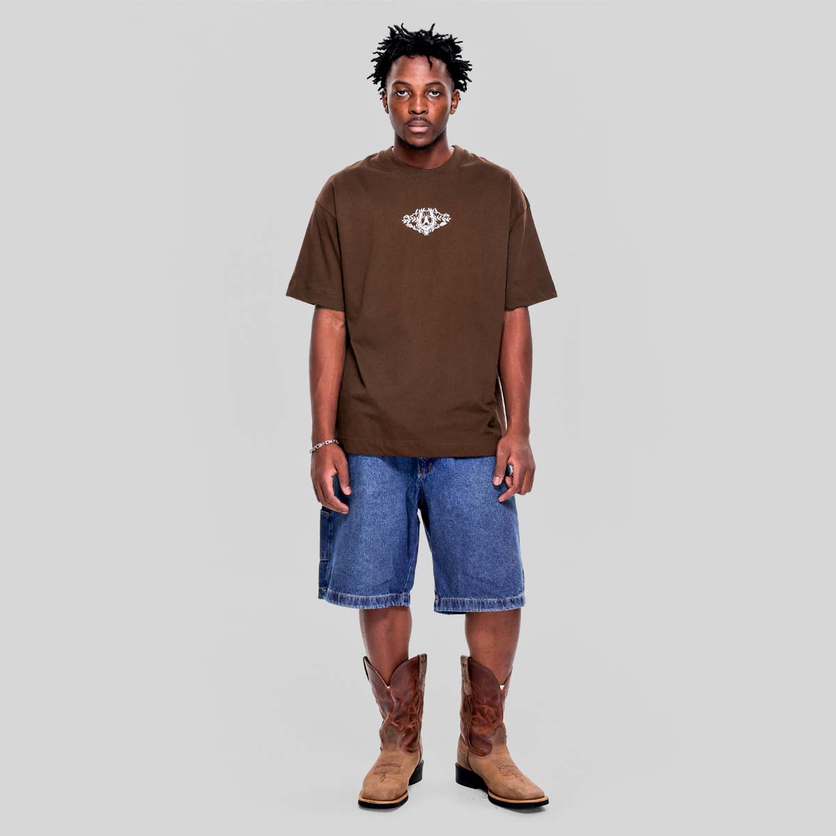 L'Appartement DEUXIEME CLASSE -  メイドウォン　Live to Ride Terrycloth 90s Fit Camiseta Alive Oversized Blazon Marrom - Texas – Alive®