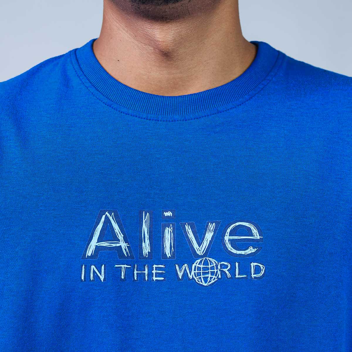 Camiseta Alive In The World Azul Royal