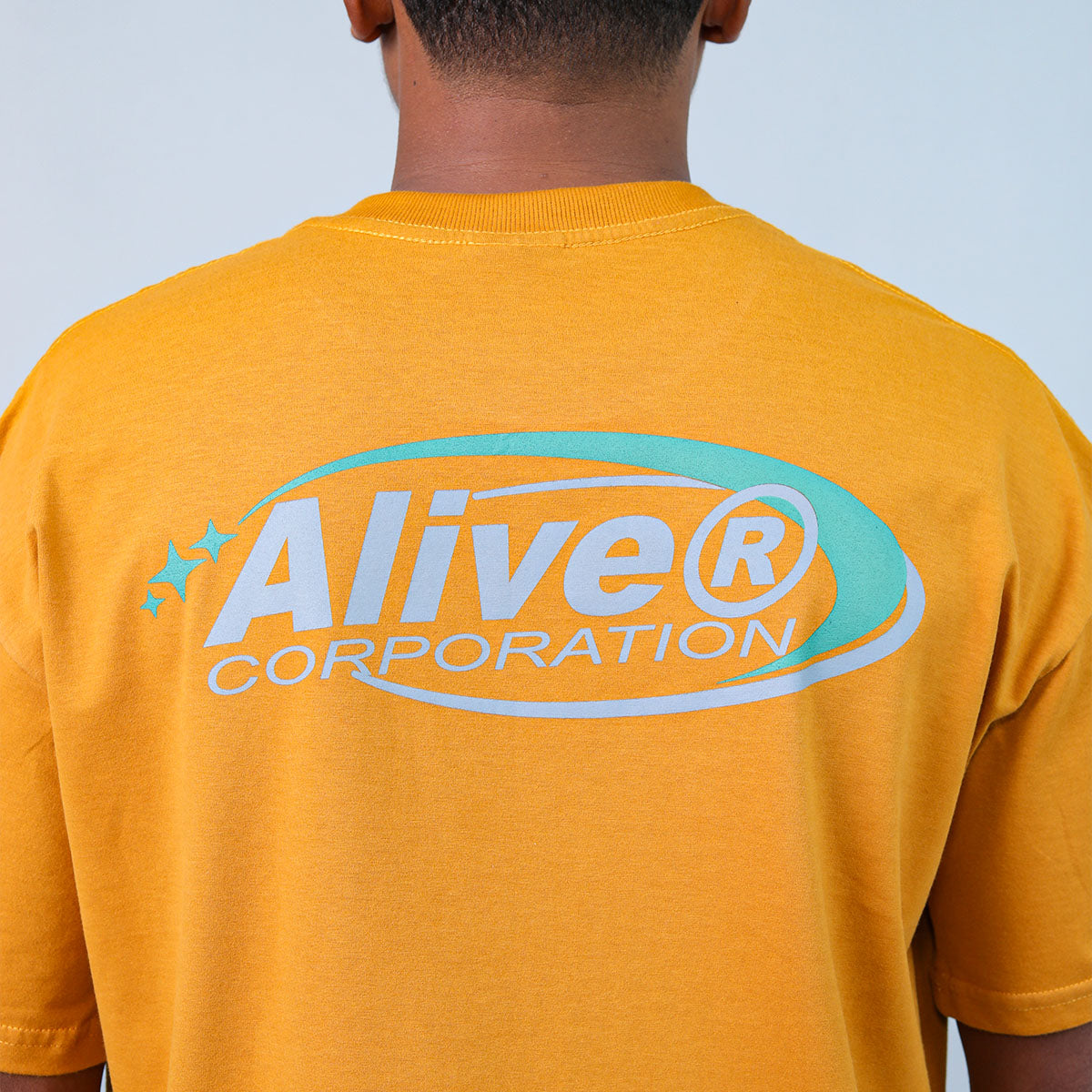 Camiseta Alive New Corporation Mostarda