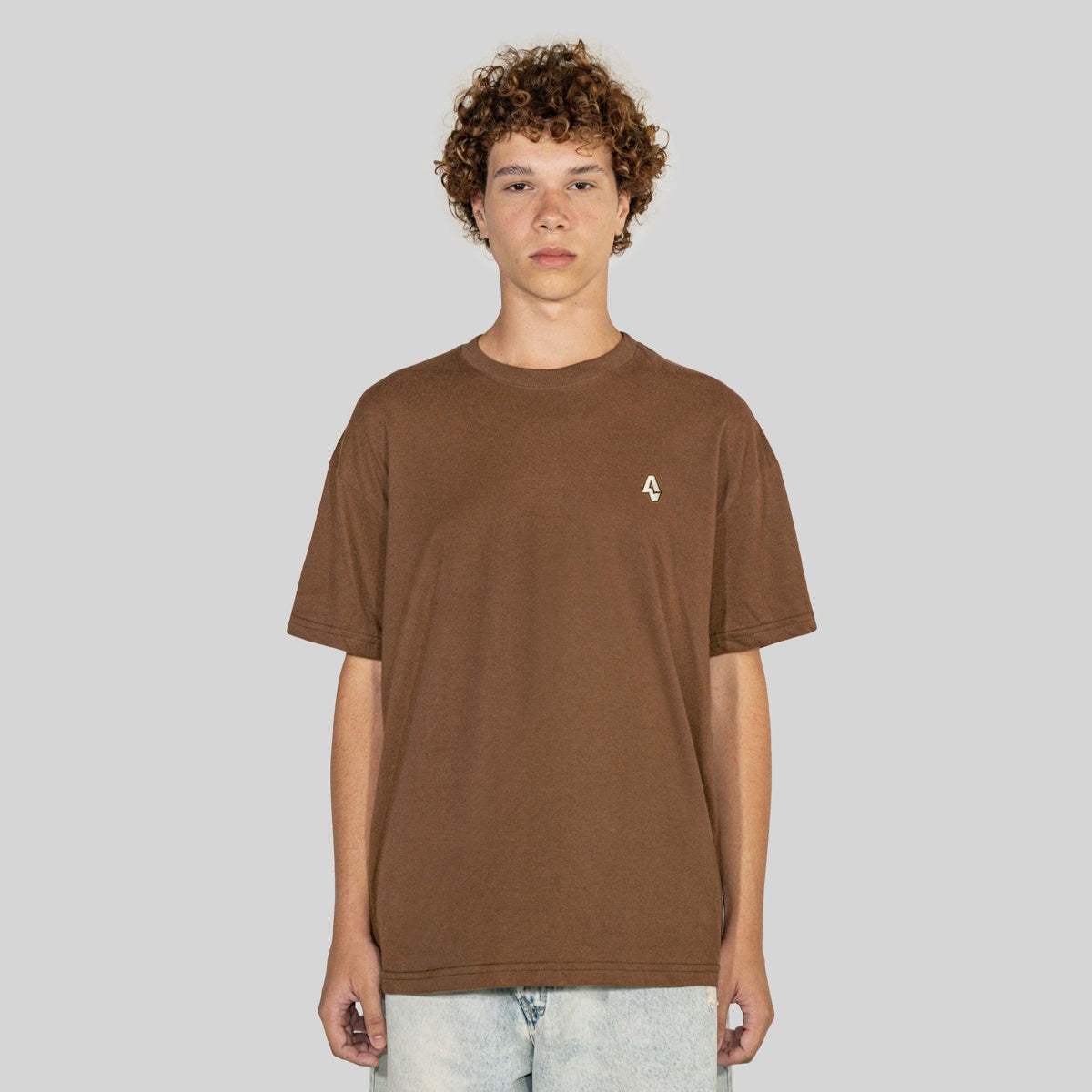 Camiseta Alive Clássica Sample Marrom