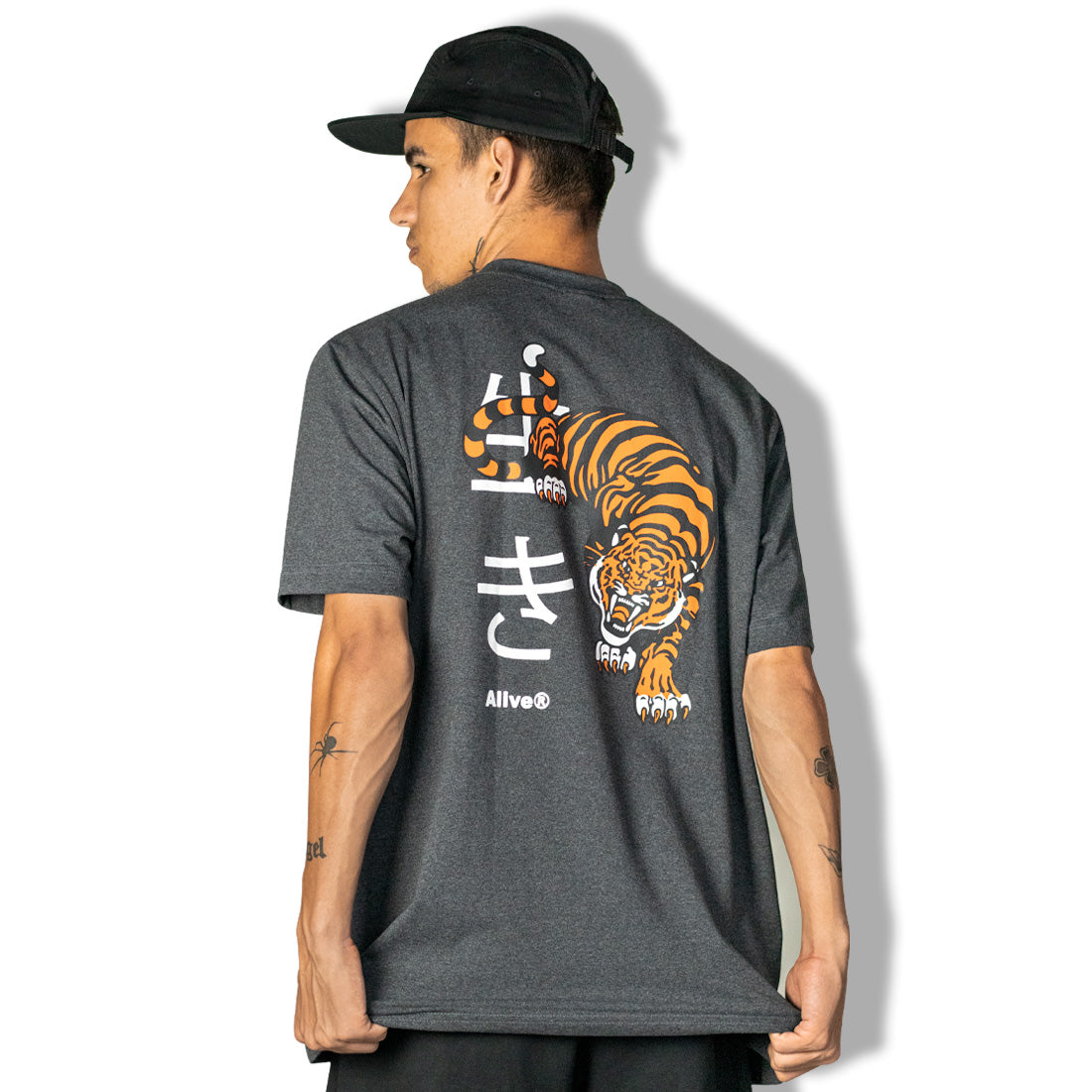 Camiseta Alive Tiger Cinza Escuro